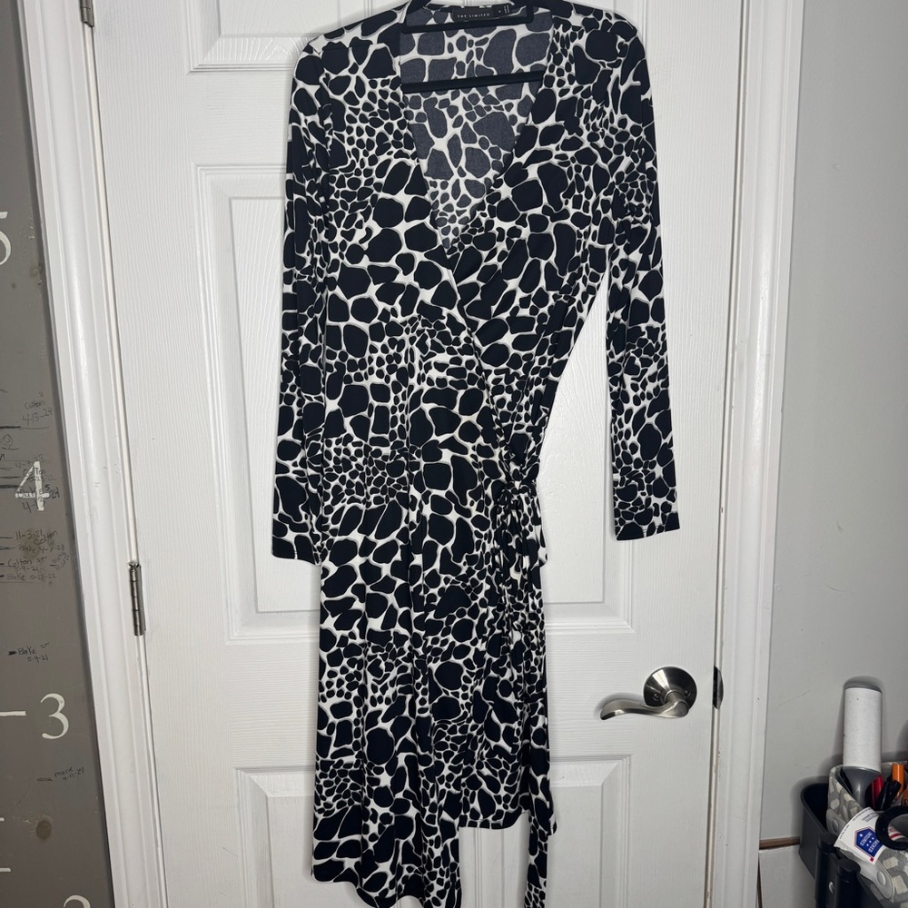 THE LIMITED Black & White Animal Print Long‎ Sleeve Wrap Dress Size Medium